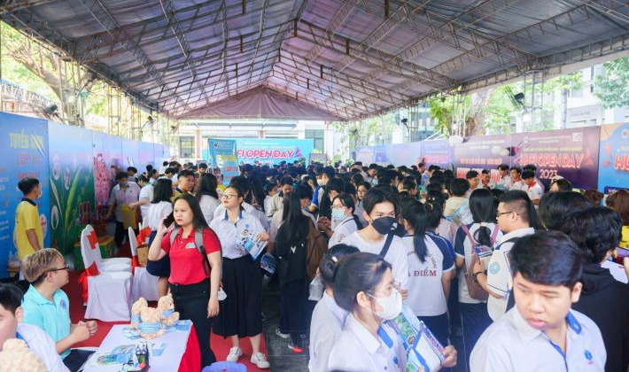 Rộn ràng Ngày hội Tư vấn Hướng nghiệp - Tuyển sinh "HUFI Open day" 2023